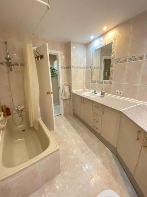 Lovely 1 Bedroom Apartment With Sea Views And Pool เอสเตโปนา ภายนอก รูปภาพ